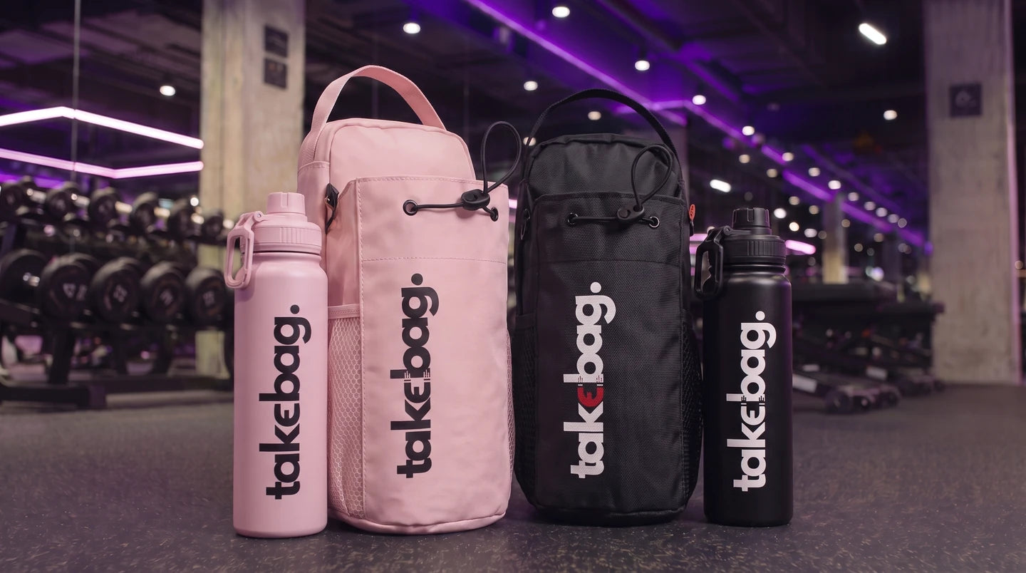 Duas TakeBags e duas garrafas, uma rosa e uma preta de cada, na academia
